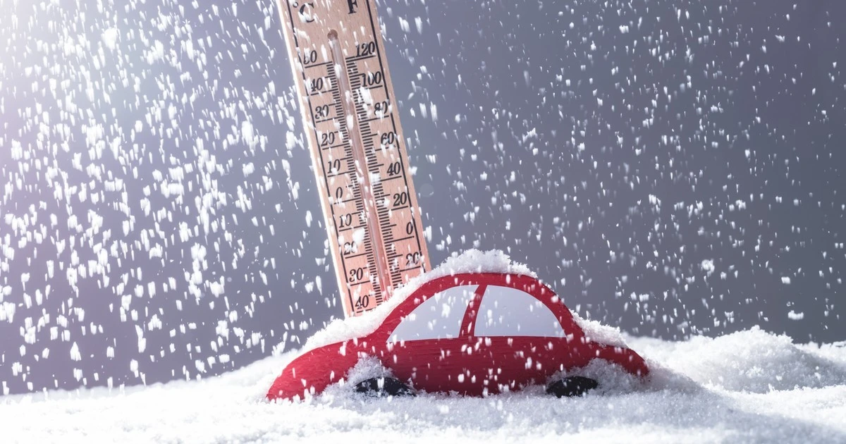 Chłód za oknem? 10 trików, by Twoje auto przetrwało mroźne poranki bez szwanku