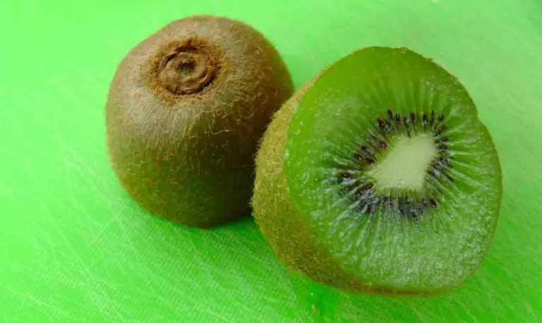 Dlaczego po obiedzie sięgasz po kiwi, gdy czujesz wzdęcia? Prosty trik kulinarny.