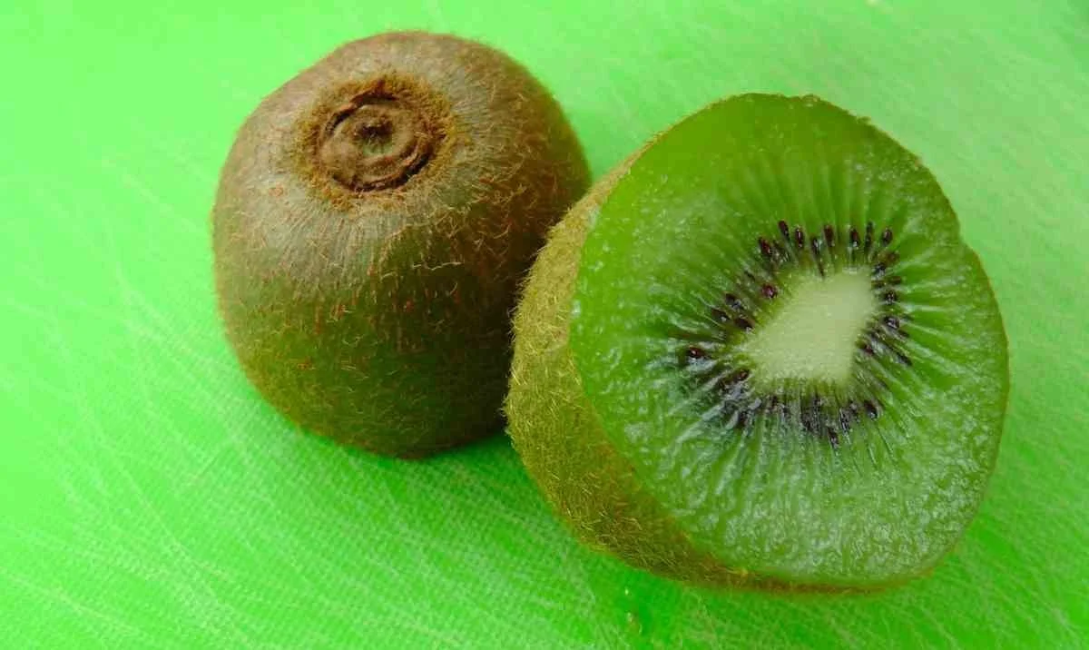 Dlaczego po obiedzie sięgasz po kiwi, gdy czujesz wzdęcia? Prosty trik kulinarny.