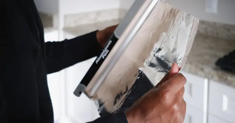 Owiń kaloryfer folią aluminiową. Rozwiązanie, które rozgrzeje mieszkanie nawet w największe mrozy