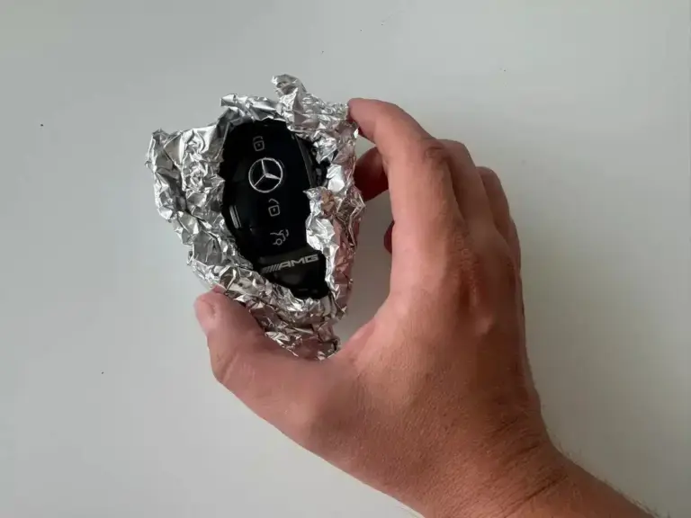 Dlaczego kierowcy owijają kluczyki samochodowe w folię aluminiową? To cię zaskoczy
