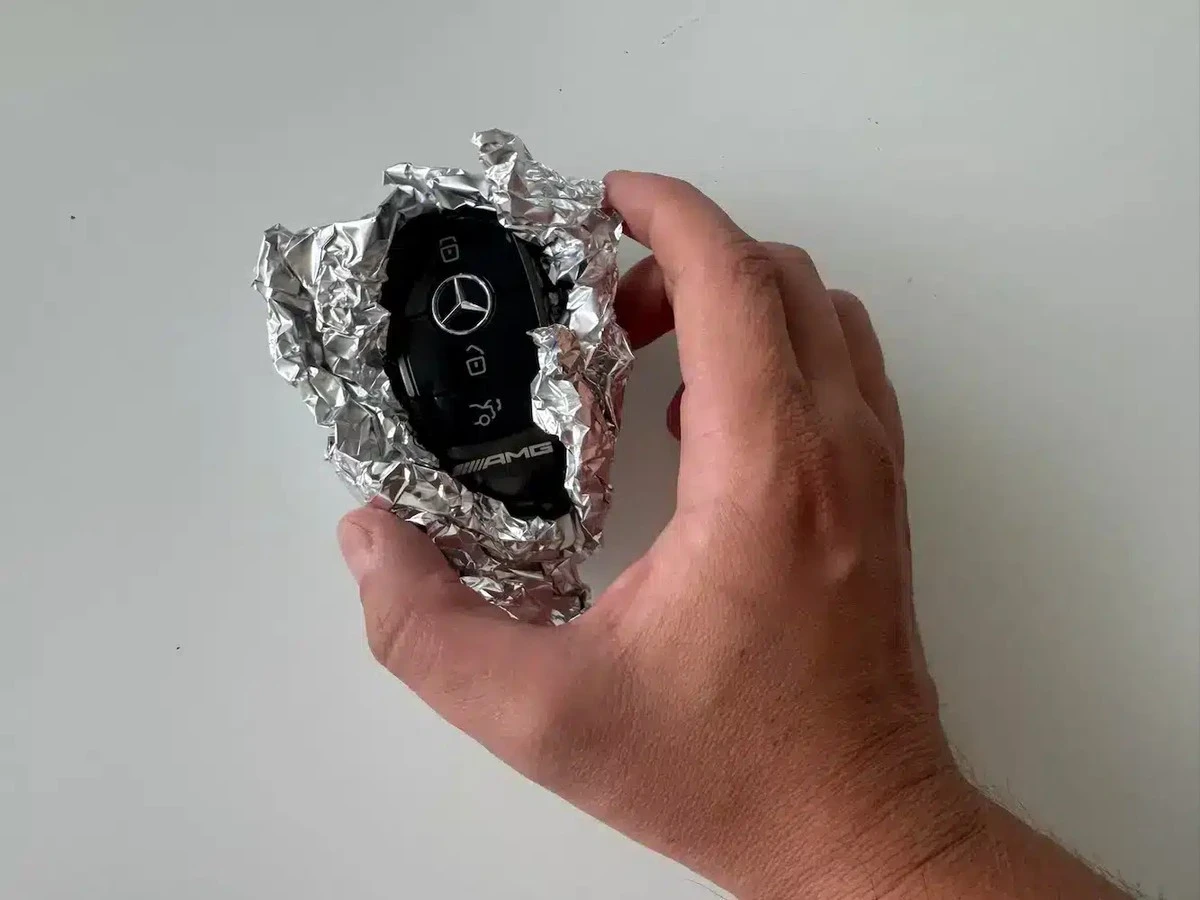 Dlaczego kierowcy owijają kluczyki samochodowe w folię aluminiową? To cię zaskoczy