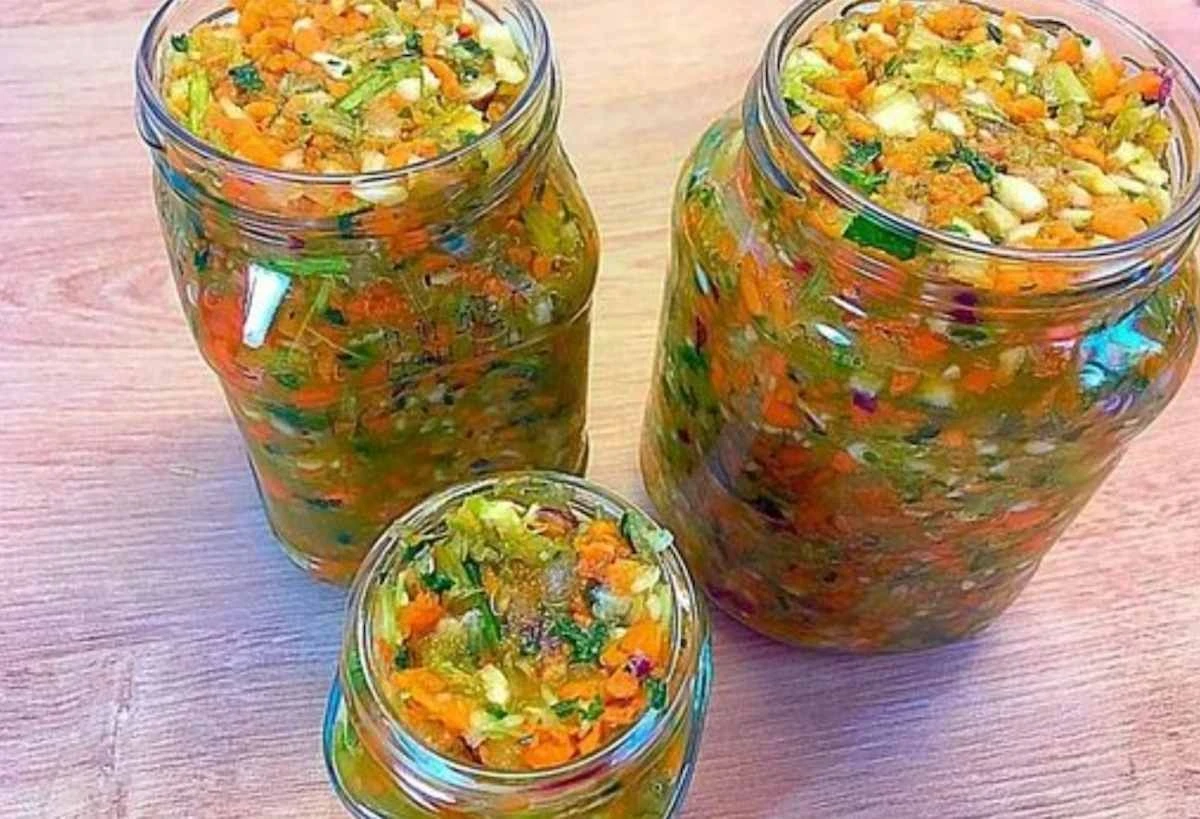 Domowa przyprawa do zup, która wytrzyma rok. Zapomnij o kostkach!