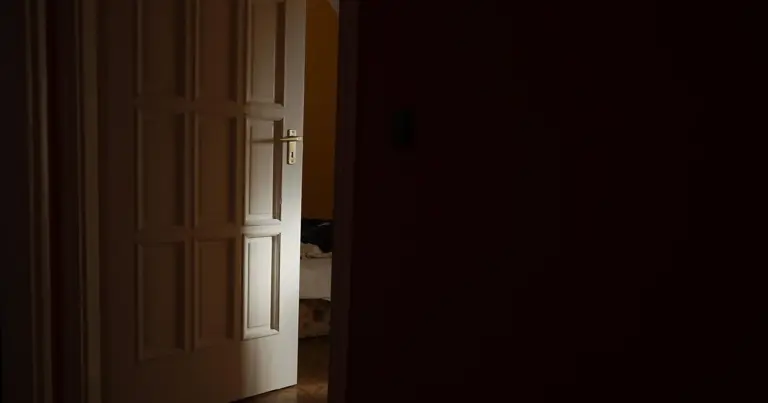 Drzwi do sypialni otwarte czy zamknięte? Psycholog ujawnia, co to mówi o Tobie