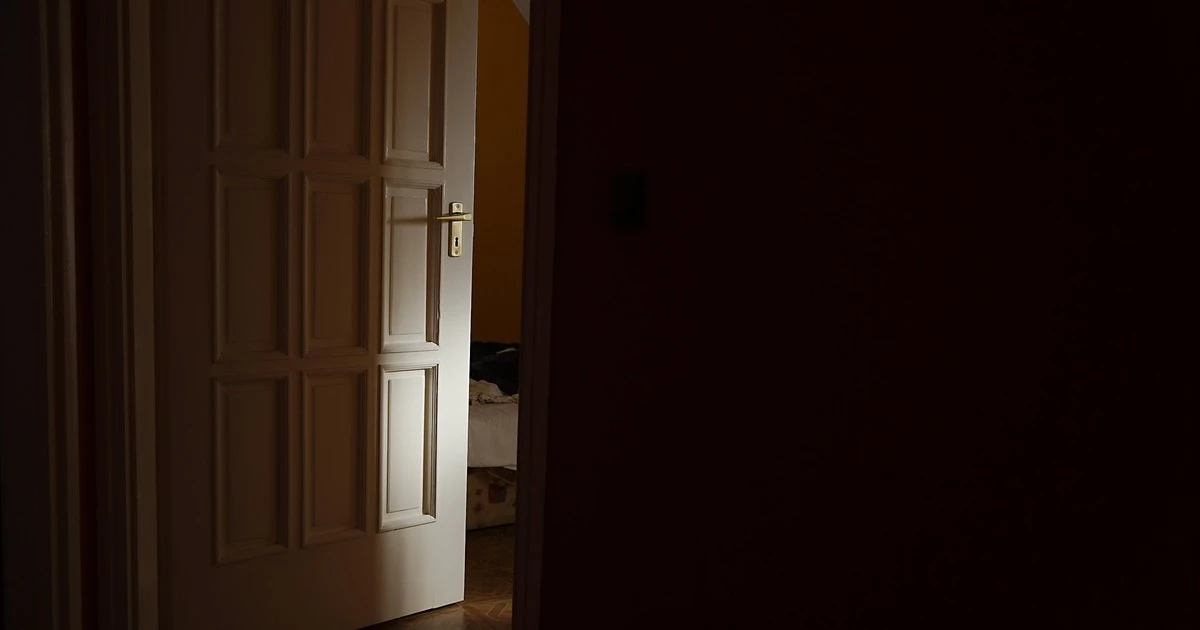 Drzwi do sypialni otwarte czy zamknięte? Psycholog ujawnia, co to mówi o Tobie