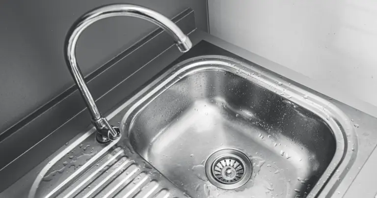 Hydraulik zdradza: 3 proste sposoby na przepchanie zatkanego odpływu w polskiej kuchni i łazience