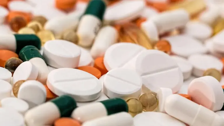 Ibuprofen: Często go zażywasz, ale czy znasz te ukryte skutki uboczne? Ekspert ujawnia prawdę