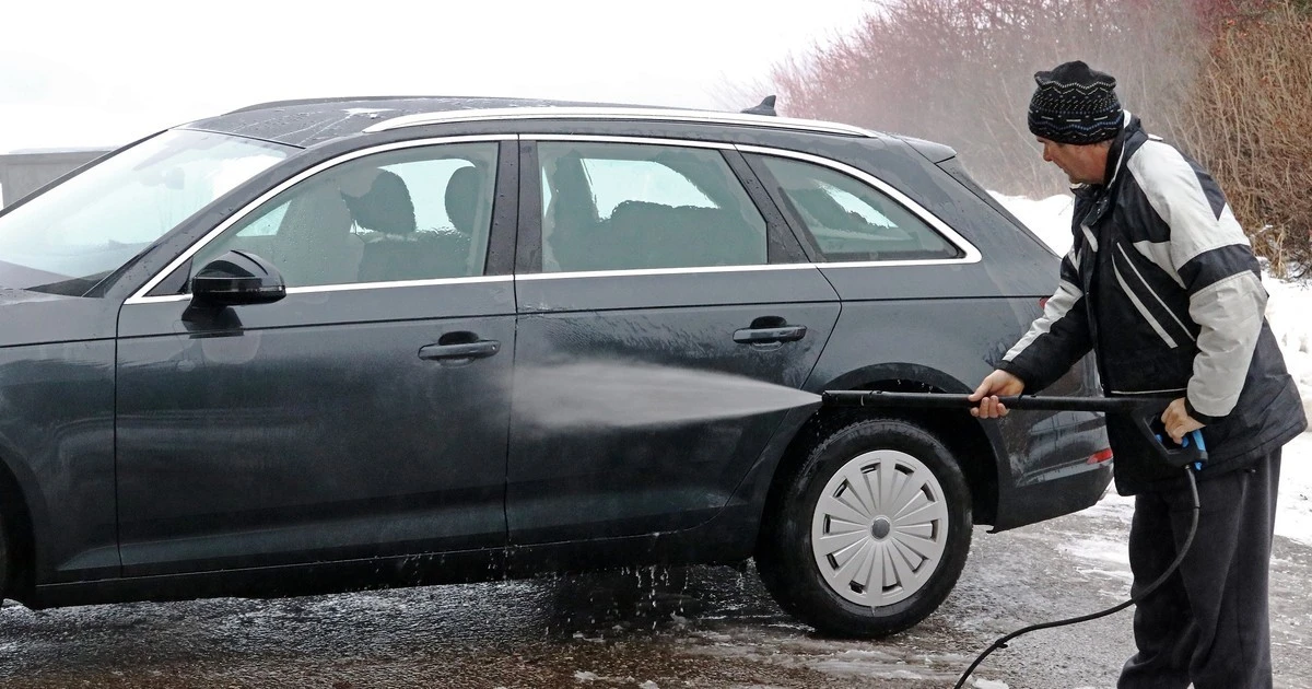 Polski kierowcy popełniają ten błąd zimą: Mycie auta poniżej -10°C to ryzyko korozji