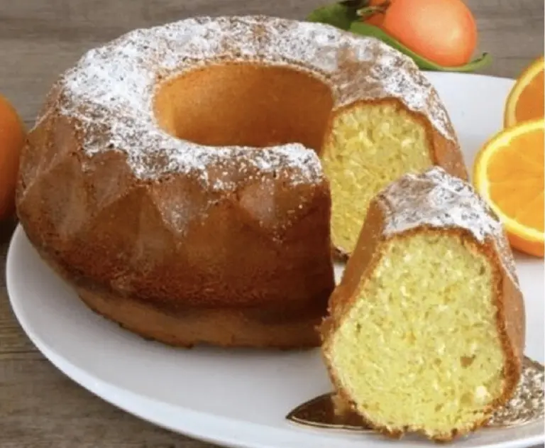 Pomarańczowa babka ucierana, która znika z talerza w mgnieniu oka