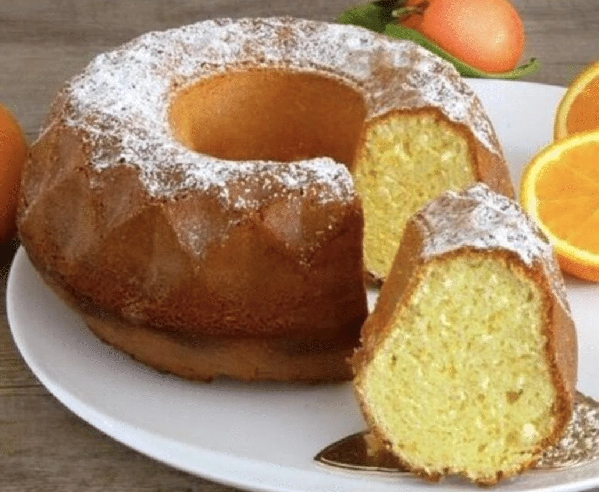 Pomarańczowa babka ucierana, która znika z talerza w mgnieniu oka