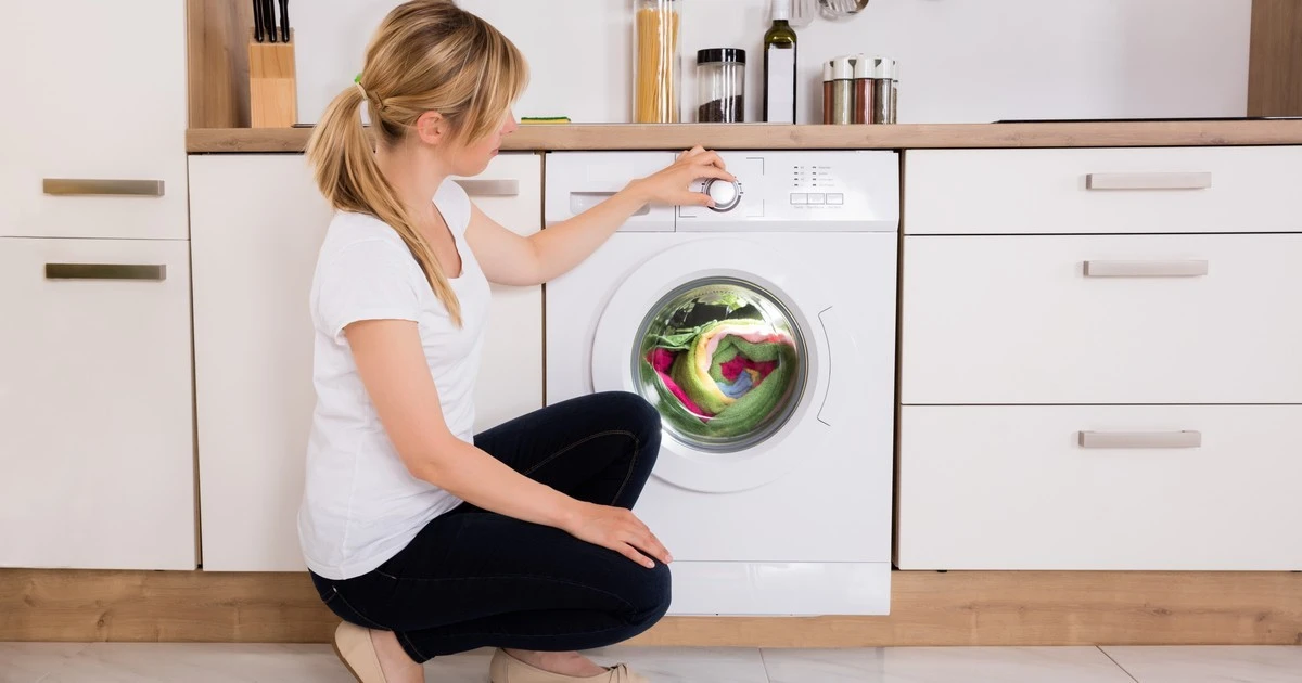 Sól w pralce? Ten sekret sprawi, że ubrania będą jak nowe