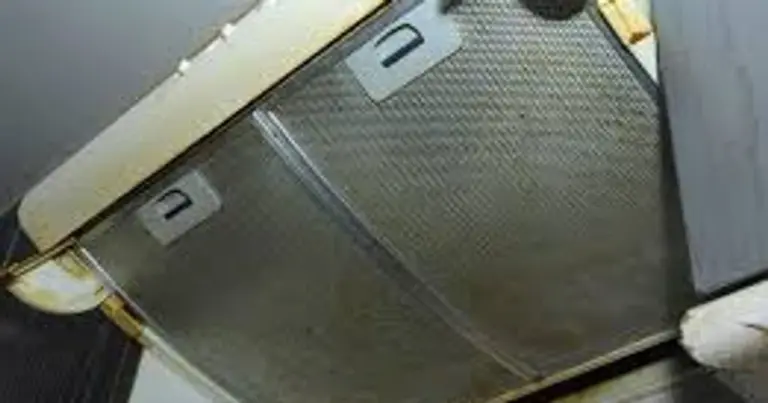 Jak pozbyć się tłuszczu z okapu w 15 minut dzięki sprytnej sztuczce z cytryną i solą