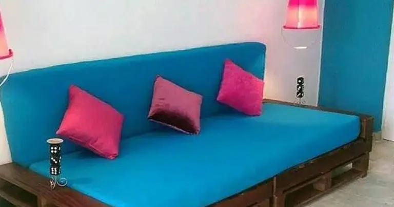 Kanapa z palet: tani sposób na styl w Twoim salonie