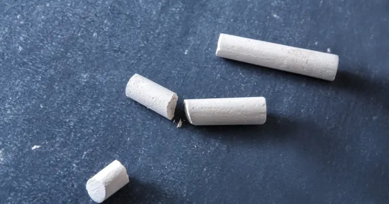 Kredą w szufladzie z sztućcami? Ten trik odmieni Twoją kuchnię