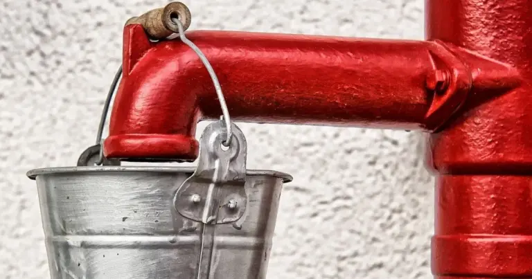 Ogród pełen stylu: Niewielki kran, który robi wielką różnicę