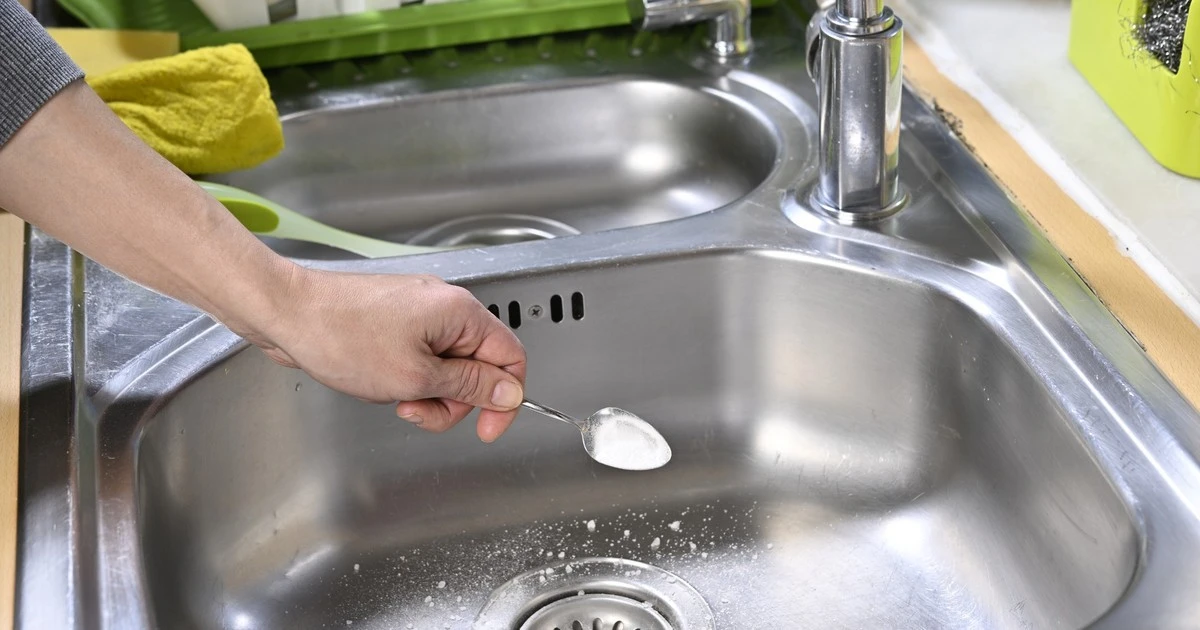 Sztuczka mojej teściowej na zatkany zlew: to nie tylko soda oczyszczona!