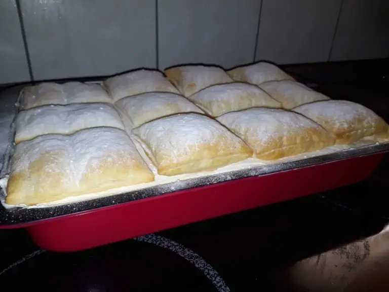 Szybki kremowiec, który smakuje jak u babci: sekretny trik wielu zaskoczy