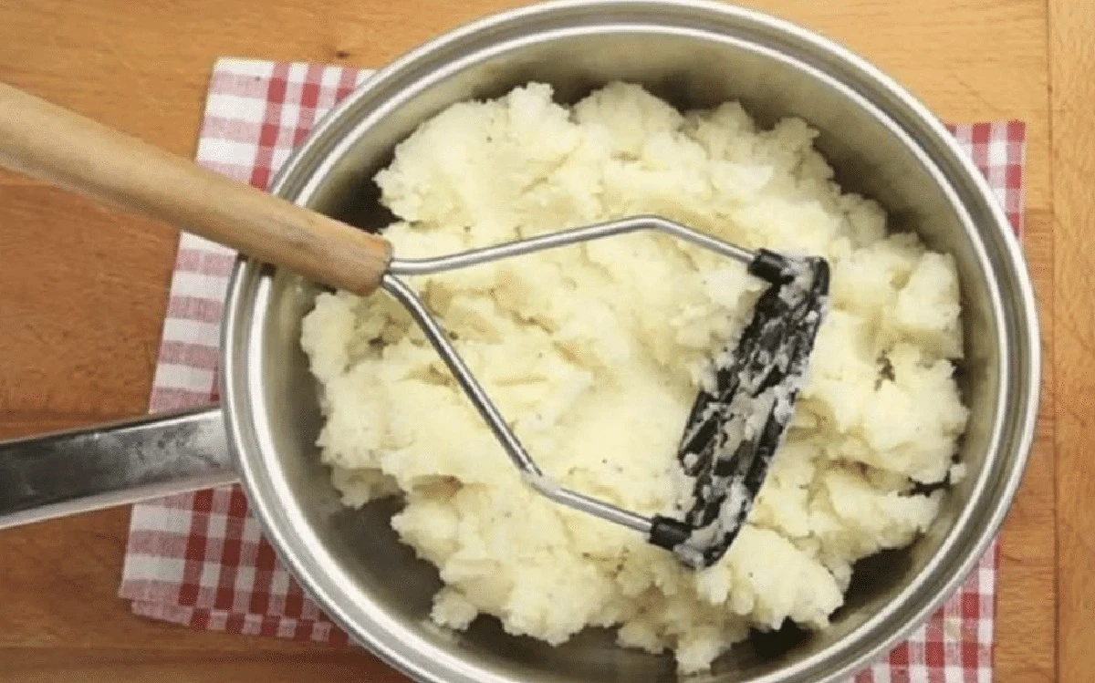 Zamiast wody, ugotuj ziemniaki w tym, a otrzymasz zupełnie inną konsystencję puree