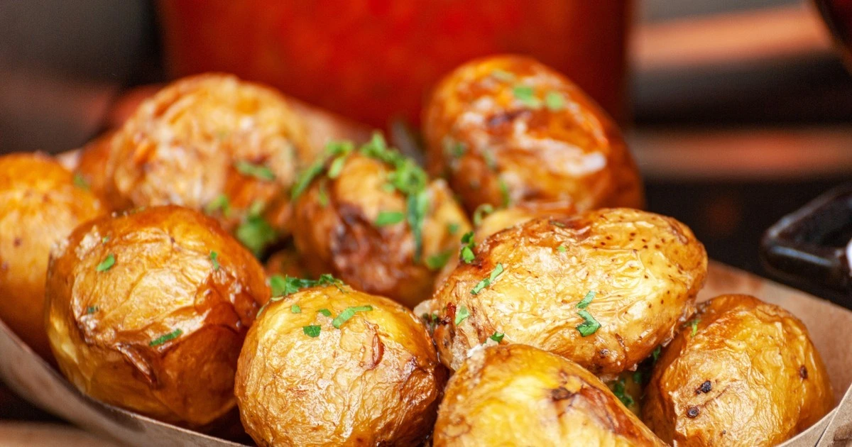 Zaskakujący sposób na ziemniaki pieczone w 10 minut. Bez piekarnika!
